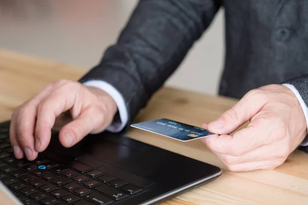 Online zakupy człowiek kupić internet laptop karta — Zdjęcie stockowe