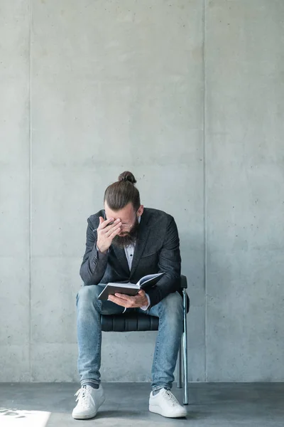 Zakenman geconcentreerd lezen Kladblok vermoeidheid — Stockfoto