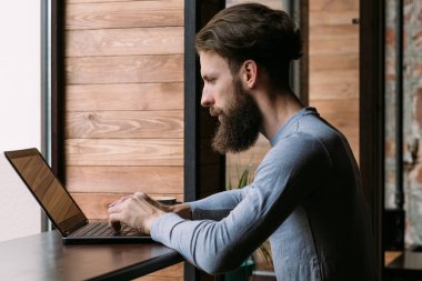 adam çalışan dizüstü kafe serbest uzak iş