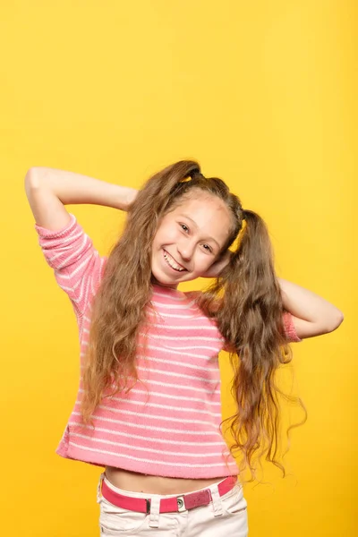 Feliz sorrindo menina bonita criança feliz despreocupada — Fotografia de Stock