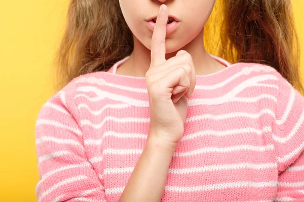 Усміхнена дівчина палець губи неслухняна таємна змова — стокове фото