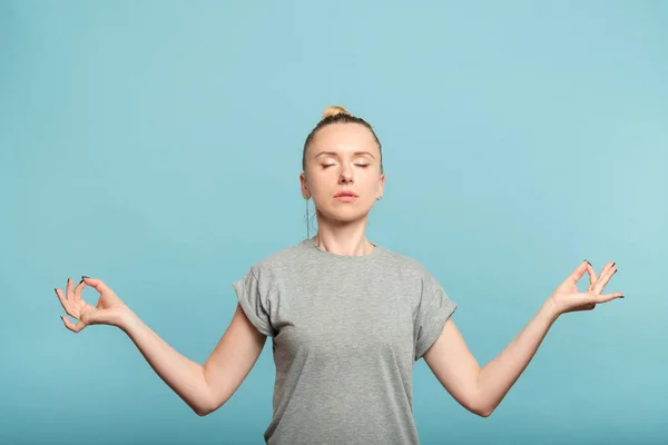 Mujer manos barbilla mudra meditar equilibrio emocional — Foto de Stock