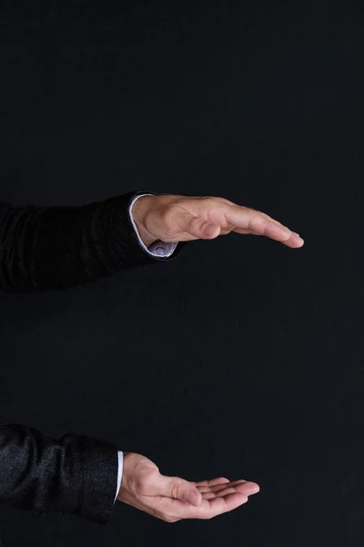 Hombre manos sosteniendo gran objeto virtual mano vacía — Foto de Stock