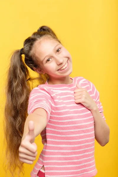 Usmívající se šťastná dívka palec nahoru úspěch jako schválení — Stock fotografie