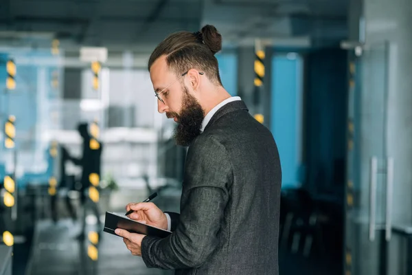 Hombre de negocios escribir notas de cuaderno análisis de datos —  Fotos de Stock