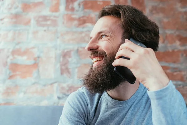 Tecnología comunicación hombre hablando teléfono móvil —  Fotos de Stock