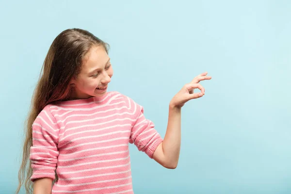 Χαμογελαστό κορίτσι, κρατώντας τα χέρια του εικονικό αντικείμενο συμβολοσειράς — Φωτογραφία Αρχείου