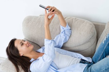 Genç kız selfie telefon kaygısız boş boş zaman