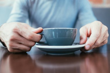 kupa kahve çay cappuccino latte holding adam eller