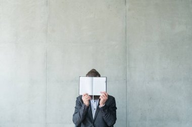 iş planlama iş zamanlama adam dizüstü açık