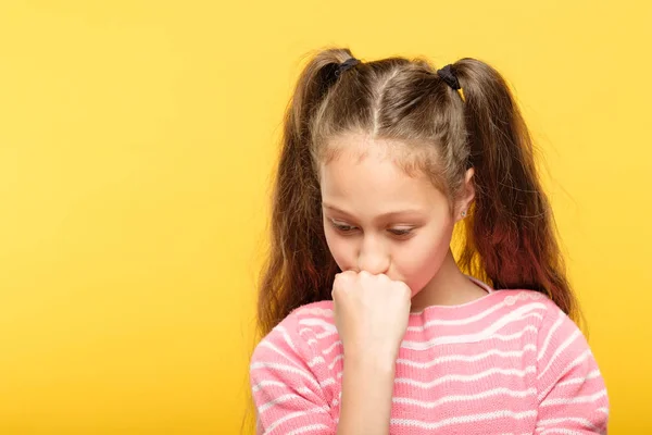 Triste pensativo menina olhando para baixo emoção — Fotografia de Stock