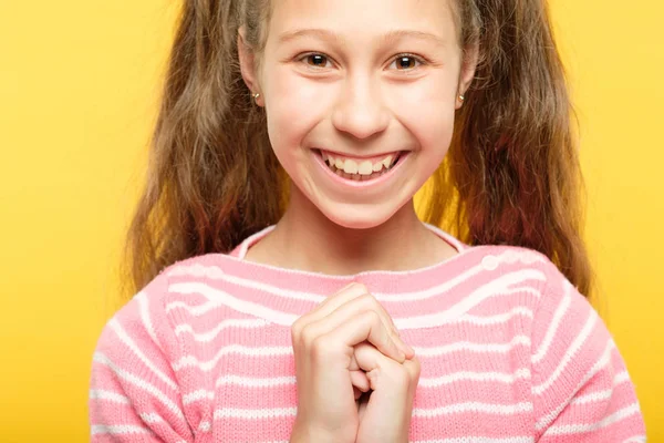 Niedlich lächelnd hübsches Mädchen unbeschwert glückliches Kind — Stockfoto