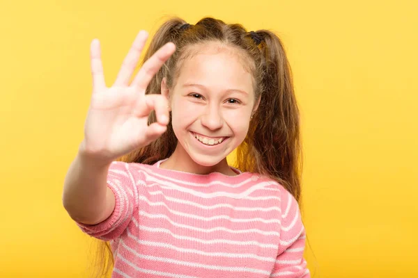 Ok Geste lächelnde Mädchen glücklich Gesichtsausdruck — Stockfoto