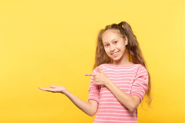 Lächelndes Mädchen hält Punkt virtuelles Objekt mit leeren Händen — Stockfoto