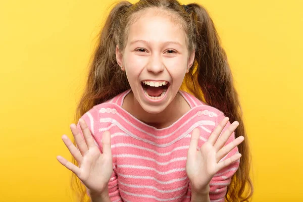 Superexcitado entusiasmado rir menina retrato — Fotografia de Stock