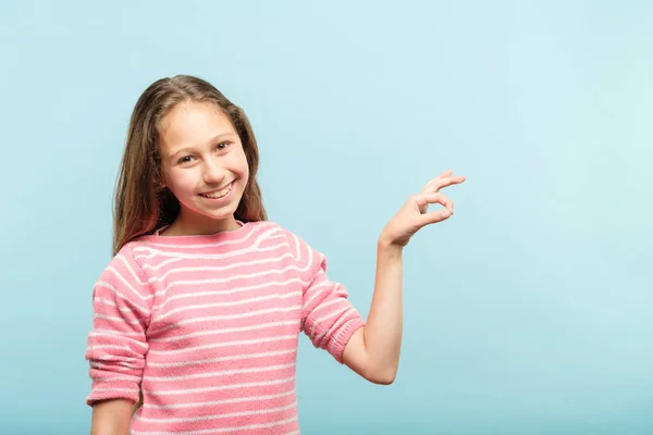 Sorridente menina segurando virtual objeto corda mãos — Fotografia de Stock