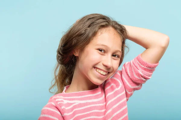 Sorridente adolescente menina retrato azul fundo — Fotografia de Stock