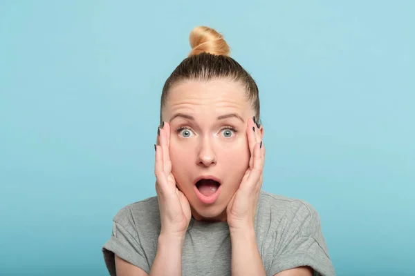 Meglepett döbbenve nő nyitott szájjal érzelmi arc — Stock Fotó