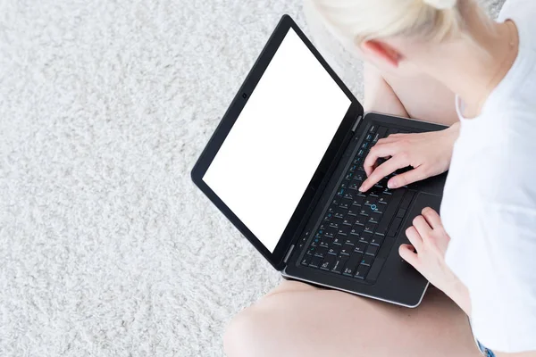 Mujer escribiendo blog portátil medios de comunicación social pantalla blanca — Foto de Stock