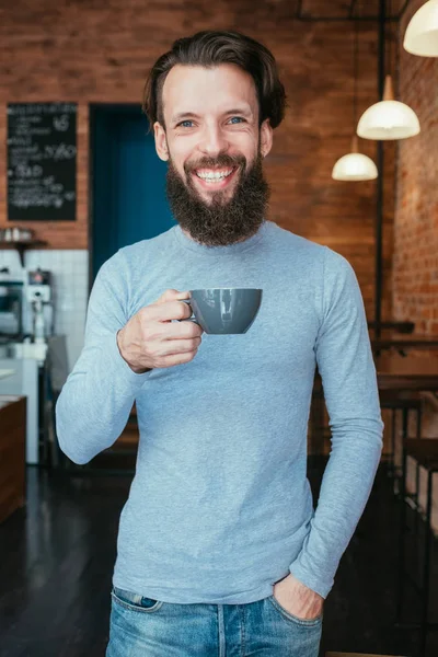 Sorrindo homem café xícara de cafeína aumento de energia — Fotografia de Stock