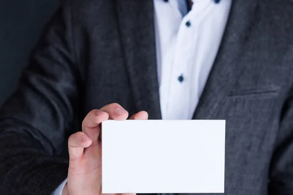Papel branco em branco homem mãos cartão de visita — Fotografia de Stock