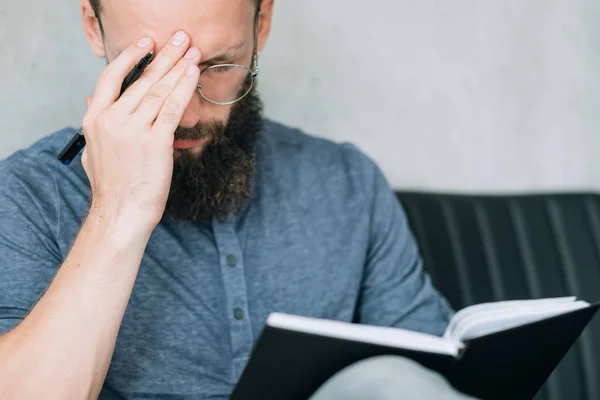 Man koppeling hoofd vermoeidheid hoofdpijn moe overbelasting — Stockfoto