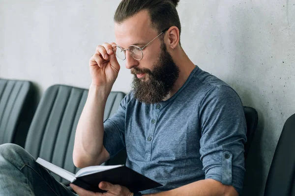 Mens denk notities contemplatie planning denkwerk — Stockfoto