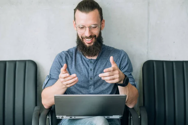 Online job interview hr talking applicant laptop — Stock Photo, Image