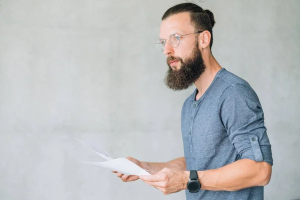 Hombre pensativo mantener documentos informe estudio análisis de datos —  Fotos de Stock