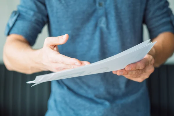 Homem mão ponto fato documento negócios documentos prova — Fotografia de Stock