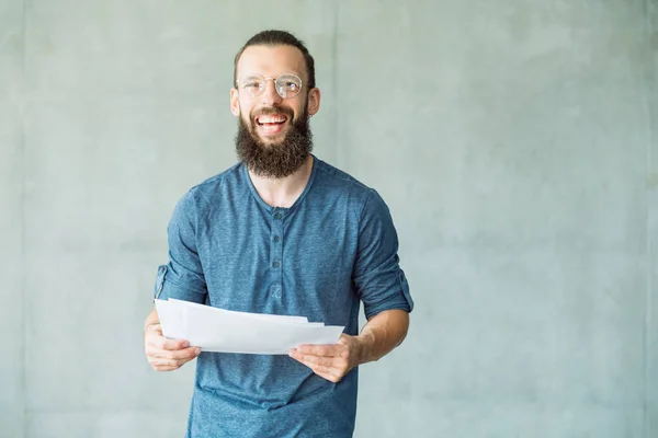 Sonriente hombre hold papers informe estudio datos análisis — Foto de Stock