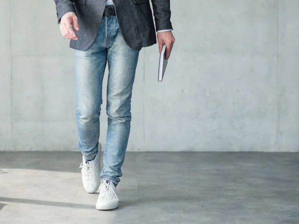 Hombre de negocios caminando elegante estilo de moda casual —  Fotos de Stock
