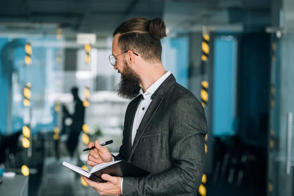 Sonriente hombre escribiendo agenda de negocios planificador diario —  Fotos de Stock