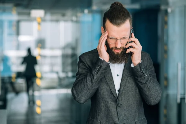 Homem falando celular dor de cabeça telefonema de negócios — Fotografia de Stock