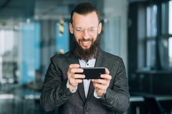 Hombre de negocios mensajería mensajes de texto comunicación telefónica —  Fotos de Stock