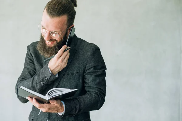 Hombre multitarea hablar teléfono escribir negocio estilo de vida —  Fotos de Stock