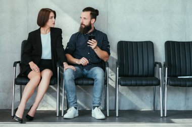 kadın dokunmatik adam diz iş taciz baştan çıkarma