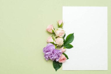 boş beyaz kağıt çiçekler kutlama mockup