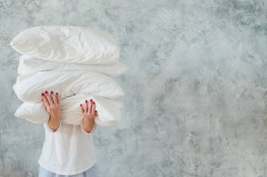 kadın tutun kazık beyaz yastıklar uyumak yatak takımları