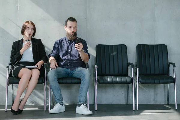 bekleyen iş röportajda kadın adam başvuru