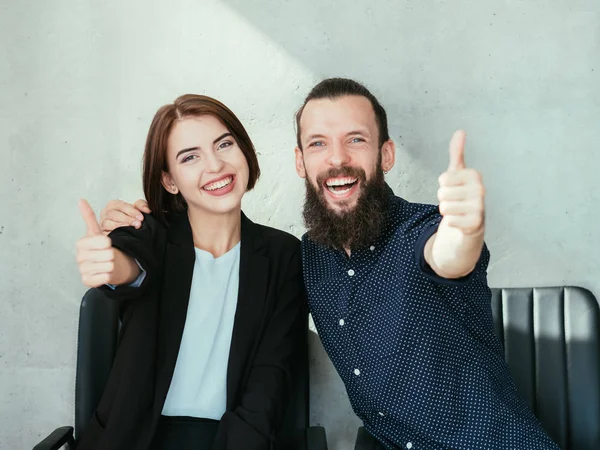 Feliz sonriente mujer de negocios hombre pulgares éxito — Foto de Stock