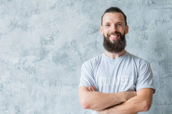 Homem voluntário t-shirt sorriso participação altruísmo — Fotografia de Stock