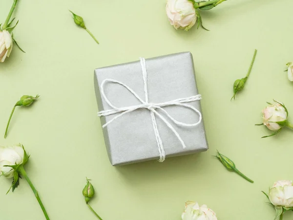 Jelen ezüst ajándék doboz Rózsa virág elrendezése — Stock Fotó