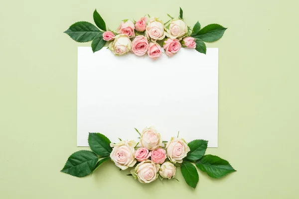 Cartão de saudação mockup arranjo de rosas de papel vazio — Fotografia de Stock