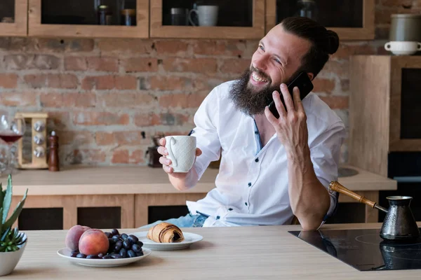 Ember kávé chat telefon konyha reggel reggeli — Stock Fotó