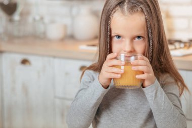 Kız İçecek suyu sağlıklı çocuk vitamini beslenme
