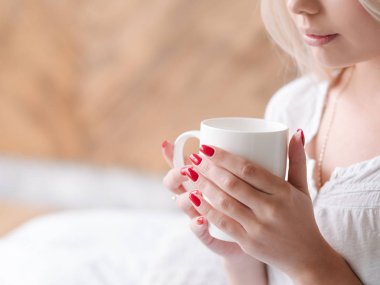 kadın kupa içki şehvetli rahat ev eğlence tutun