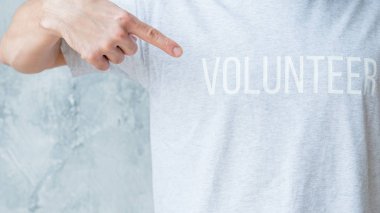 adam t-shirt gönüllü noktası işaret parmağı topluluk