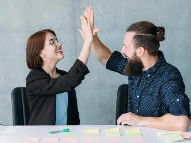adam kadın çak bir beşlik ofis takım çalışması başarı