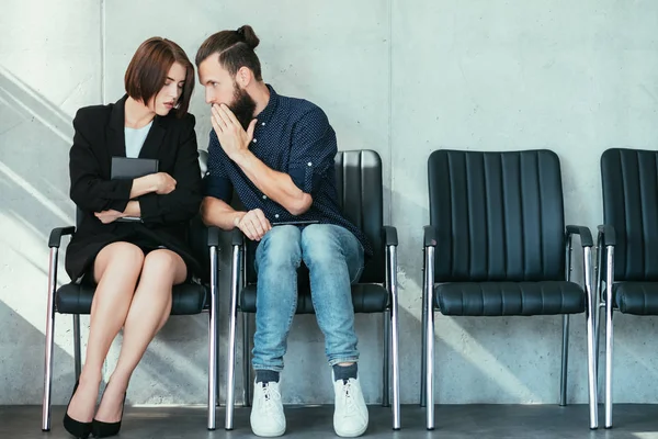 Hombre susurrando mujer oído oficina chismes secretos —  Fotos de Stock